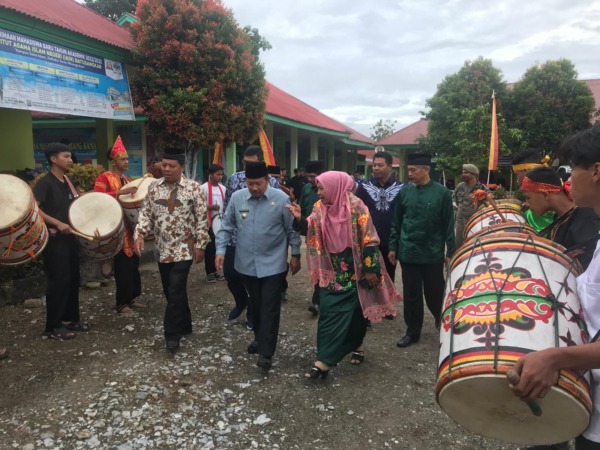 Kepala SMAN 2 Tilatang Kamang Nani Amelia menyambut Bupati Agam Andri Warman, Senin (16/5).