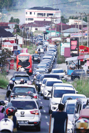 MENGULAR PANJANG: Puluhan kendaraan terjebak macet saat melewati jalur alternatif dari arah Lasi, Kabupaten Agam menuju Simpang Bukit, tepatnya di kawasan Bukit Batabuah, Agam, Selasa (3/5). Jalur ini merupakan jalan alternatif Padang-Payakumbuh.(SY RIDWA