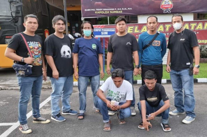 Tim Klewang Polresta Padang bersama dua terduga pelaku pemalakan berkedok parkir dan uang untuk pemuda setempat di berbagai objek wisata di Kota Padang.