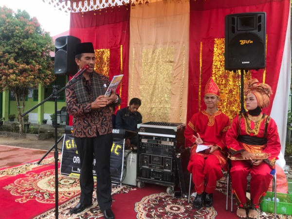 Kepala Dinas Pendidikan Sumbar Barlius pada acara HUT ke-20 SMAN 2 Tilatang Kamang juga melaunching Majalah SMAN 2, Senin (16/5).