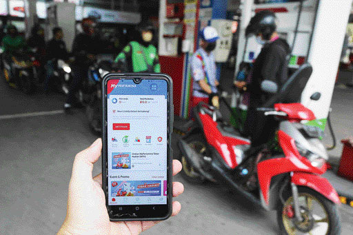 KEBIJAKAN BARU: Warga menunjukan aplikasi My Pertamina saat mengisi bahan bakar jenis Pertalite di salah satu SPBU di kawasan, Kuningan, Jakarta, Selasa, (28/6). Pembeli Pertalite diwajibkan untuk mendaftar ke website MyPertamina mulai 1 Juli 2022 ini.(FO