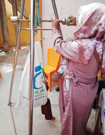 TARGETKAN NOL PERSEN: Petugas posyandu melakukan penimbangan berat badan terhadap balita di Nagari Paninggahan, beberapa waktu lalu. Nagari ini sedang berjuang untuk lepas dari stunting pada akhir tahun ini.(IST)