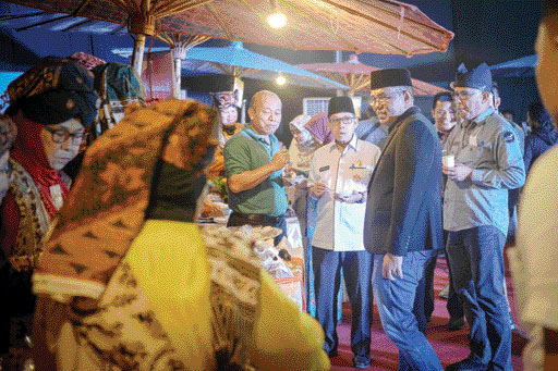 INISIATOR: Ketua DPRD Sumbar Supardi (berjas hitam) di tengah- tengah pagelaran Pasar Seni dan Pameran Kuliner Sumbar di pelataran parkir Ngalau Indah, Payakumbuh, kemarin.(IJOT GOBLIN FOR PADEK)