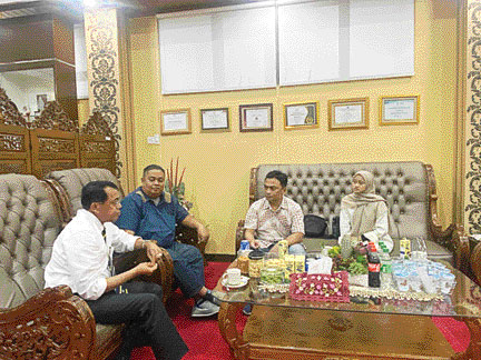 TUKAR PIKIRAN: Rektor UNP Prof Ganefri (kiri) berbincang dengan Pemimpin Redaksi Padang Ekspres Rommi Delfiano (dua dari kanan) didampingi Koordinator Liputan Eka Rianto (dua dari kiri) dan reporter Shyntia Aprizani (kanan), kemarin.(IST)