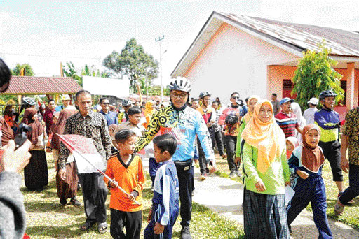 KUNJUNGAN: Bupati Solsel Khairunas disambut siswa SDN 23 Tandai dan siswa SMPN 23 Solsel saat berkunjung pekan lalu.(IST)