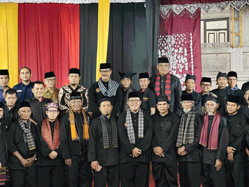 KOMPAK: Ketua DPRD Sumbar Supardi yang juga Ketua IPSI Sumbar bersama tuo silek dan tokoh masyarakat dalam musyawarah tuo silek.(HUMAS DPRD SUMBAR)