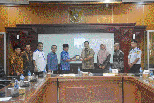 KUNJUNGAN: Wakil Ketua DPRD Sumbar Suwirpen Suib disambut Wabup Tanahdatar Richi Aprian saat melakukan kunjungan, Kamis (16/6).(IST)