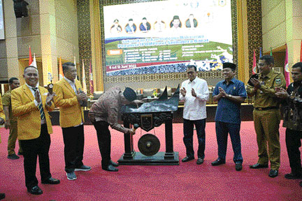 TANDING: Gubernur Sumbar Mahyeldi didampingi Wakil Ketua DPRD Sumbar Suwirpen Suib, Rektor UNP Prof Ganefri dan lainnya saat membuka Pomprov di UNP, Senin (6/6).(HUMAS UNP)