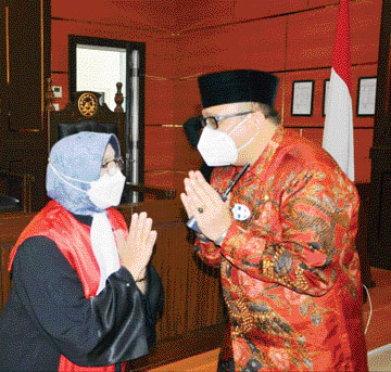 BERI SELAMAT: Sekko Padang Andree Algamar memberi ucapan selamat kepada Ketua PN Padang yang lama Yuzaida usai sertijab ketua PN Padang, Jumat (24/6).(IST)