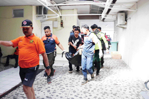 EVAKUASI: Tim gabungan membawa jasad korban ke Rumah Sakit Bhayangkara Polda Sumbar, kemarin (12/6).(IST)