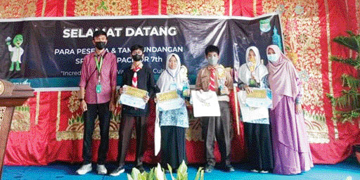 BIKIN BANGGA: Siswa SMPN 1 Pariaman Ivana beserta teman-teman dan guru pembimbing ketika meraih juara I Kompetisi Sains Spasior tingkat Sumbar(IST)