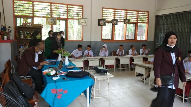 ANTI-BULLYING: Tim dosen Fakultas Keperawatan Unand dalam pengabdian masyarakat di Kelurahan Pasie Nan Tigo, Kecamatan Kototangah, Padang, baru-baru ini.