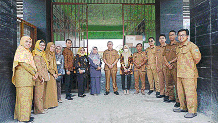 EDUKASI: Kabid PSLB3PP Disperkim-LH Padangpanjang Syafriman Thaib bersama Ketua Komite Mulyadi dan Kepala SDN 11 Balai-balai Isra Novita beserta pimpinan BNI Padangpanjang Reno Sibiranti usai peninjauan renovasi bak kompos dan pembuatan bank sampah yang d