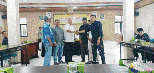 DAMAI: Proses restorative justice yang mendamaikan kedua belah pihak berperkara yang sedang ditangani Polres Padangpanjang.(IST)