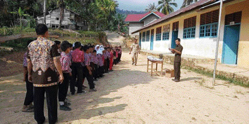 TETAP TABAH: Patraminofa, saat menjalani aktivitas di SDN 12 Tigojangko, Nagari Sumiso, Kecamatan Tigo Lurah.(FRIKEL ADILLA MENDER/PADEK)