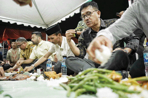 JALIN KEAKRABAN: Pemkab Solok Selatan adakan Makan Gadang bersama masyarakat di kawasan objek wisata Menara Songket, Kotobaru, Kecamatan Sungai Pagu.(IST)