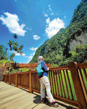 SEORANG pengunjung sedang berfoto dengan latar belakang pemadangan Geopark Silokek.(INSTAGRAM TIO PRADENA PUTRA)