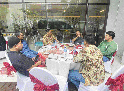 JALIN SILATURAHMI: General Manager Mercure Padang Subhan (tiga dari kiri) berbincang-bincang dengan Direktur Padang Ekspres M Nazir Fahmi (tiga dari kanan) yang didamping Wakil Direktur Heri Sugiarto (dua dari kiri) di Hotel Mercure Padang, kemarin.(SHYNT