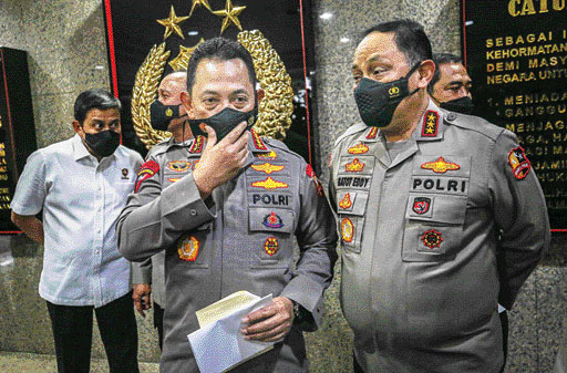 JAMIN TRANSPARAN: Kapolri Jenderal Listyo Sigit Prabowo saat memberikan keterangan pers di hadapan wartawan di Mabes Polri, Jakarta, kemarin (12/7).(FOTO:MIFTAHULHAYAT/JAWA POS)