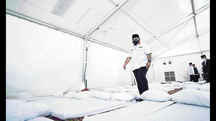 SEBELUMNYA HANYA KARPET: Menteri Agama Yaqut Cholil Qoumas mengecek kesiapan tenda Arafah, Selasa (5/7). Fasilitas kasur di tenda jamaah selama pelaksanaan wukuf di Arafah pada musim haji tahun ini adalah yang pertama.(KEMENAG RI)