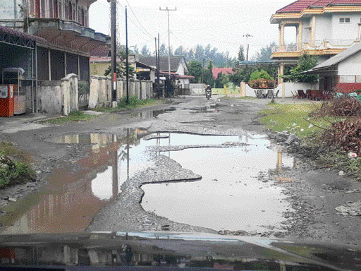 SEGERA DIPERBAIKI: Ruas jalan menuju objek wisata Pasia Tiku dan TPI di Kecamatan Tanjungmutiara yang berlubang. Tahun ini bakal diperbaiki dengan anggaran Rp 1,016 miliar.(NAZIR FAHMI/PADEK)