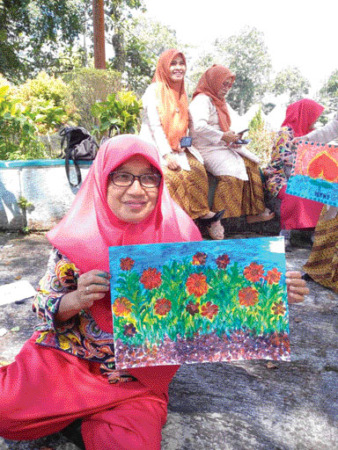 BERBAKAT: Rabiah bersama karya lukisan finger painting miliknya saat lomba melukis di peringatan IGTK pada Mei lalu.(IST)
