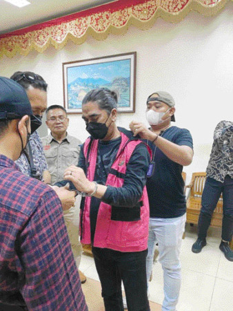DITANGKAP: Tersangka kasus dugaan korupsi penyelewengan dana hibah Pemko Bukittinggi tahun anggaran 2012, David Kasidi, ditangkap Tim Intelijen Kejaksaan Agung.(IST) (Kejagung) RI, Jumat (15/7) lalu di daerah Gambir, Jakarta Pusat, DKI Jakarta