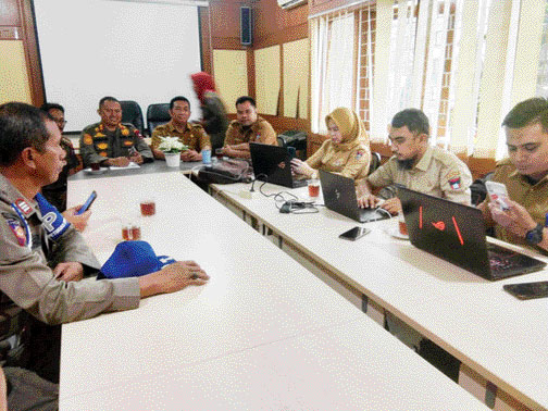 AKTIVASI: Kepala Disdukcapil Teddy Antonius saat sosialisasi KTP digital di Mako Satpol PP, kemarin (25/7).(IST)
