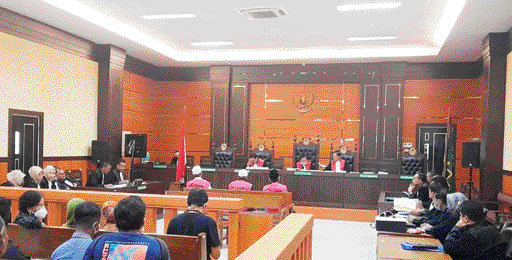 SIDANG PERDANA: Ketiga terdakwa saat menjalani sidang perdana agenda pembacaan surat dakwaan oleh JPU di Pengadilan Tipikor pada Pengadilan Negeri Kelas IA Padang, Senin (11/7).(IST)
