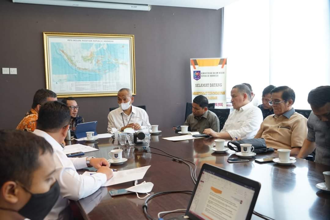 KONSULTASI: Bupati dan sejumlah anggota DPRD Tanahdatar, saat diskusi dengan Direktur Toponimi dan Batas Daerah Dirjen Bina Administrasi Kewilayahan Kemendagri, Sugiarto, Rabu (6/7).(IST)