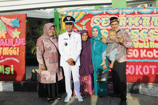 Wali Nagari Bukik Limbuku, Dodi bersama Ibunda Nurce serta istri Gustina, anak, Aryamarta menantu dan cucu usai pelantikan wali nagari beberapa waktu lalu.