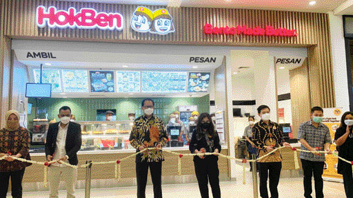BEROPERASI: Pembukaan HokBen di Transmart Padang, Kamis (30/6). Dengan kehadiran HokBen ini, pelanggan sudah bisa menikmati kelezatan produk makanan HokBen berciri khas Jepang yang lezat dan berkualitas.(IST)