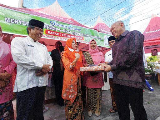 BERI DUKUNGAN: Menkop UKM, Teten Masduki, saat mengunjungi Kopinkra Pusako Minang Bukittinggi, di Rumah Kelahiran Bung Hatta, Jumat (1/7).(IST)