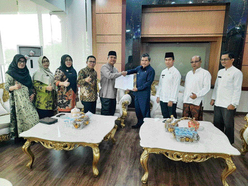 PRESTASI: Kepala Dinas PMD Sumbar, Amasrul menyerahkan piagam peringkat satu lomba kelurahan berprestasi tingkat Provinsi Sumbar kepada Sekko Bukittinggi Martias Wanto, Jumat (15/7) lalu.(IST)