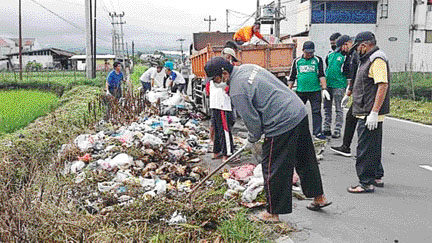 PEMBERSIHAN: Petugas kebersihan dan warga Nagari Ampanggadang, Kecamatan Ampekangkek, Agam, gotong royong membersihkan tumpukan sampah yang dibuang sembarangan di wilayah itu beberapa waktu lalu.(IST)