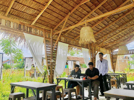 PENGUNJUNG saat menikmati fasilitas wifi gratis di Pondok Ladang Cafe sambil bersantai di dalam salah satu pondokan.(IST)
