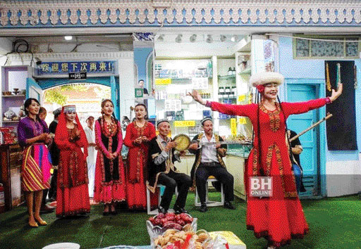 MENJAGA TRADISI: Masyarakat Xinjiang memelihara budaya, tradisi dan adat resam warisan etnik Uighur, Kazakh, Hui dan lainnya.