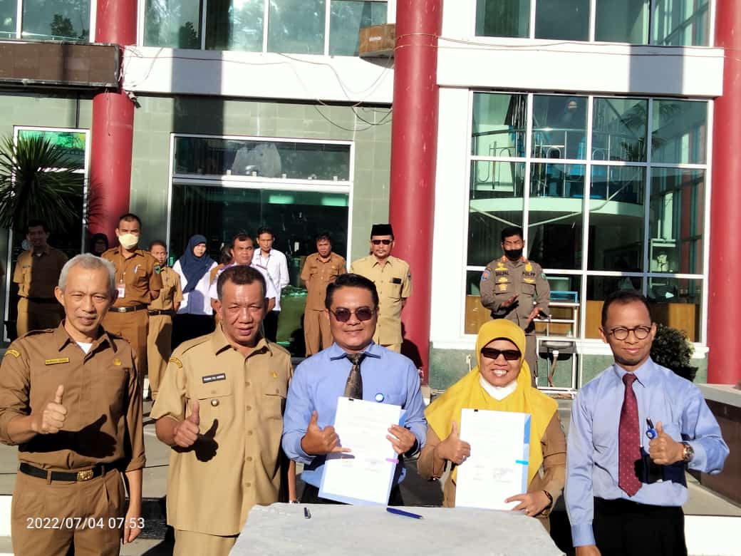 KERJA SAMA: Pimcab Bank Nagari Painan, Helfiyanrika (tengah) foto bersama Bupati Pessel, Rusma Yul Anwar, Kepala BPKPAD Pessel, Hellen Hasmeita Sari, Sekkab Pessel, Mawardi Roska, dan Pemimpin Divisi Dana dan Treasury Bank Nagari, Roni Edrian, usai penand