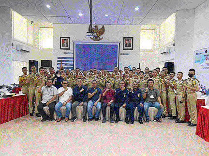 KUNJUNGAN: Taruna dan taruni Poltekpel Sumbar bersama Plh GM Pelindo Regional 2 Teluk Bayur Hendri Adolf beserta jajaran, kemarin (7/7).(ADETIO/PADEK)