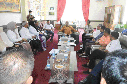 DISKUSI: Wali Kota Payakumbuh Riza Falepi Datuak Rajo Ka Ampek Suku, Kamis lalu (8/7), berdiskusi dengan pengurus Kamar Dagang dan Industri (Kadin) di kotanya.(IST)