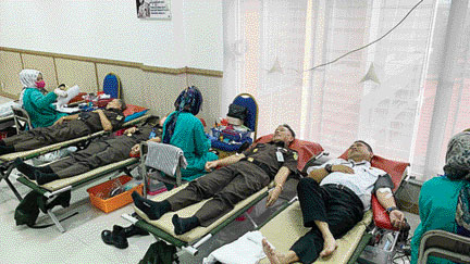 RANGKAIAN KEGIATAN: Kepala Kejati Sumbar Yusron ikut donor darah, Rabu (20/7) yang diselenggarakan Kejati Sumbar dalam rangka memperingati HBA ke-62 Tahun 2022.(IST)