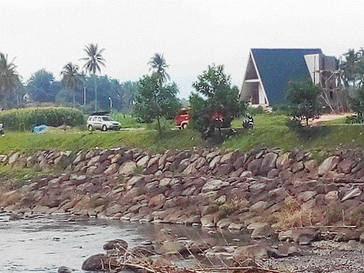 TERUS BERTUMBUH: Sejumlah kendaraan melintas di sebuah villa dan glamping bergaya Skandinavia, yang sedang dibangun di kawasan Batang Agam Payakumbuh, Kamis (21/7).(FAJAR RILLAH VESKY/PADEK)