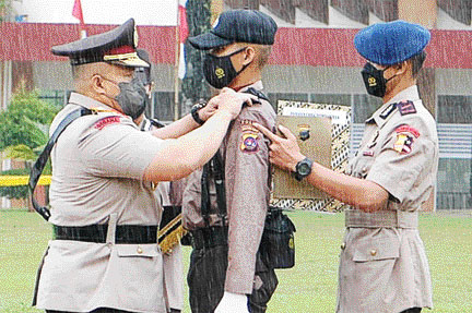 SIAP IKUTI PENDIDIKAN: Wakapolda Sumbar Brigjen Pol Edi Mardianto pasangkan tanda pangkat siswa, Senin (25/7).(IST)