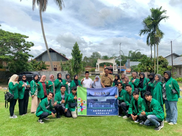 PENGABDIAN: Dosen Pembimbing Lapangan (DPL) Mahasiswa KKN Unand di Nagari Taeh Baruah, Prof Ratni Prima Lita bersama mahasiswa KKN di Nagari Taeh Baruah, Senin (25/7). (RIFA YANAS/PADEK)