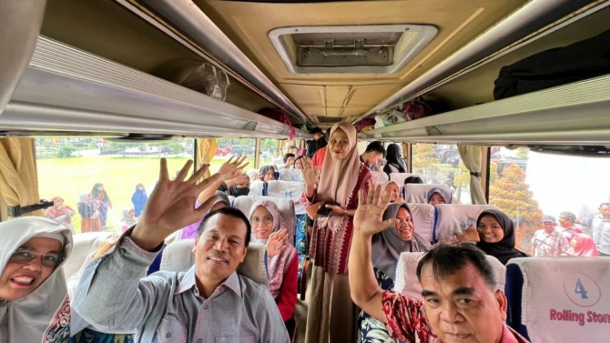 Wako Pariaman Genius Umar melepas 20 Mahasiswa program beasiswa Saga Saja (Satu Keluarga Satu Sarjana) yang lulus di tiga perguruan tinggi yang ada di Pulau Jawa.