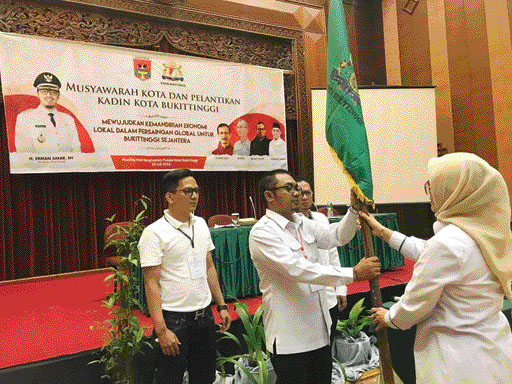 AKLAMASI: Ketua Umum Kadin Bukittinggi terpilih periode 2022-2027, Ferdian menerima bendera pataka dari Pengurus Kadin Sumbar, Yusni Elma usai Muskota di Hotel Pusako Bukittinggi, Rabu (20/7).(RIFA YANAS/PADEK)