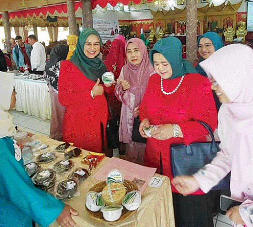 JUARA: Kabupaten Pasaman Barat meraih juara satu lomba makanan tradisional yang diselenggarakan oleh BKOW Provinsi Sumbar di Istana Bukittinggi, Jumat (15/7) lalu.(IST)
