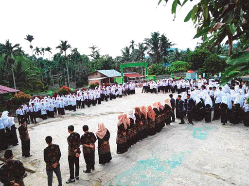 TANGGUH: Salah satu kegiatan para siswa dan guru MTsN 4 Solok Selatan.(IST)