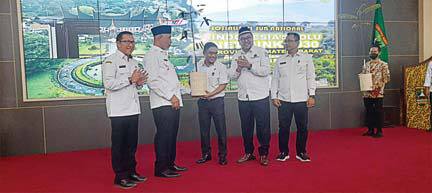 KURANGI EMISI GRK: Gubernur Sumbar Mahyeldi, Dirjen Planologi Kehutanan dan Tata Lingkungan KLHK Dr. Ruandha Agung Sugardiman dan Kadis Kehutanan Sumbar Yozarwardi UP saat penyerahan bibit tanaman ke salah satu perwakilan kabupaten kota, kemarin (27/7).(I