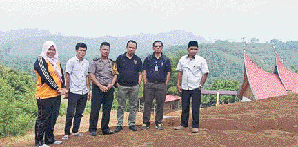 LAKUKAN YANG TERBAIK: Camat Asamjujuhan Imam Mahfuri (dua dari kanan) bersama masyarakat setempat di sekitar Kantor Camat Asamjujuan, beberapa waktu lalu.(IST)